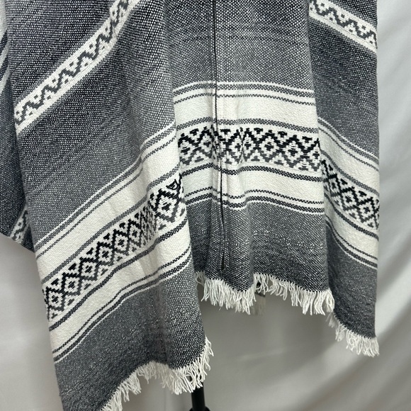 White Crow Charcoal and Ivory Zipped Hooded Poncho Size M/L - Picture 4 of 9